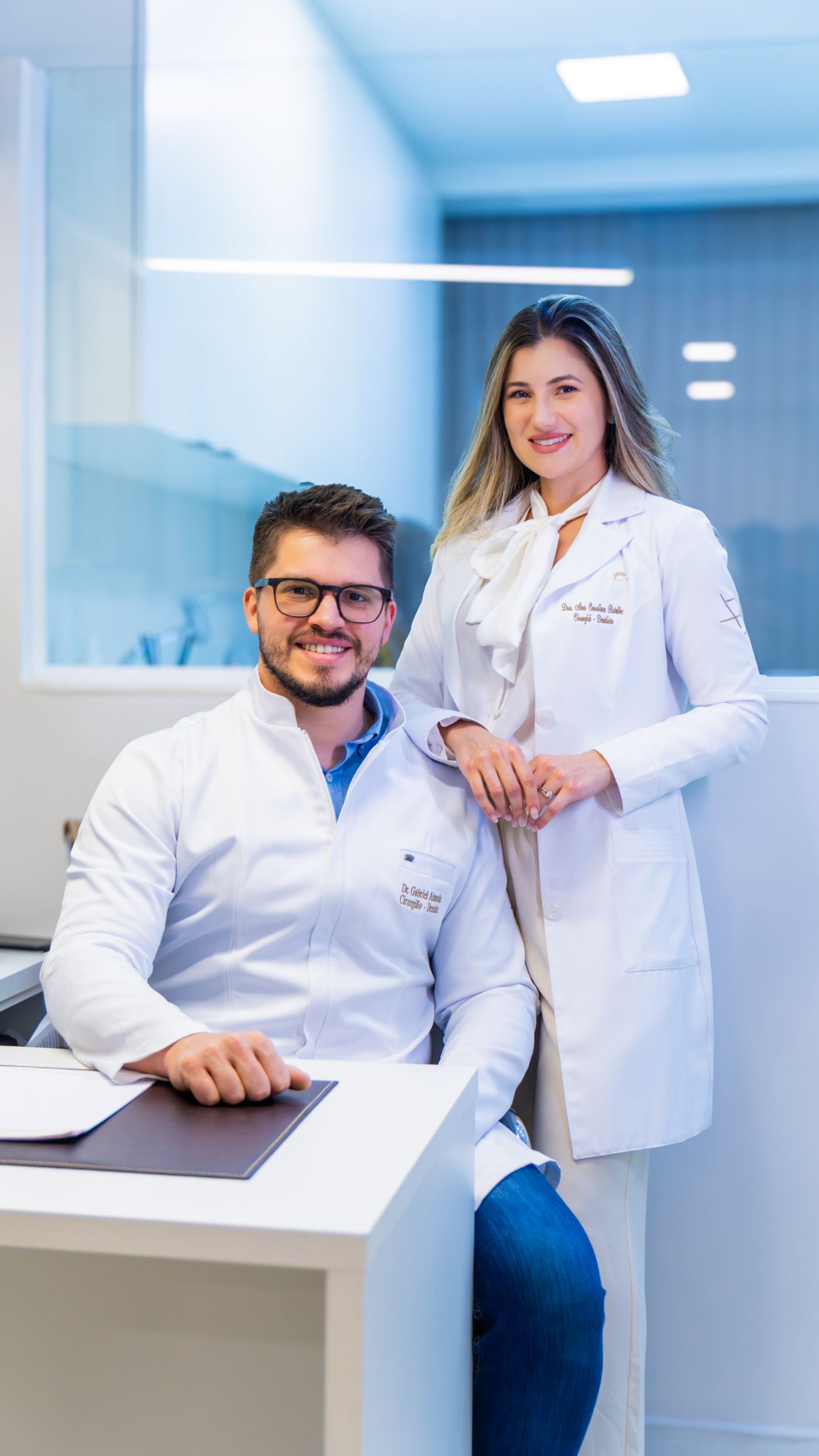 Dr. Gabriel Almeida e Dra. Ana Carolina Botelho na clínica Almeida Botelho Odontologia